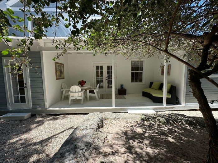 MLS# 59584 Home on Juicy Hill Harbour Island Eleuthera