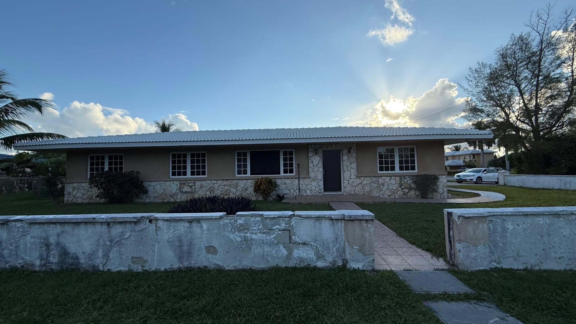 MLS# 64371 Home near beach Lucaya Grand Bahama/Freeport